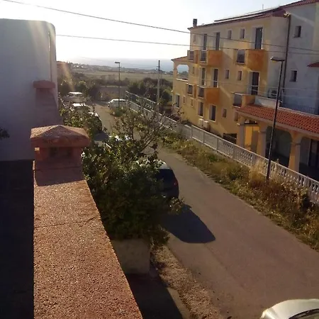 Max לינה וארוחת בוקר 3*